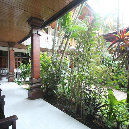 Kuta Dormitory At Simpang Inn ภายนอก รูปภาพ